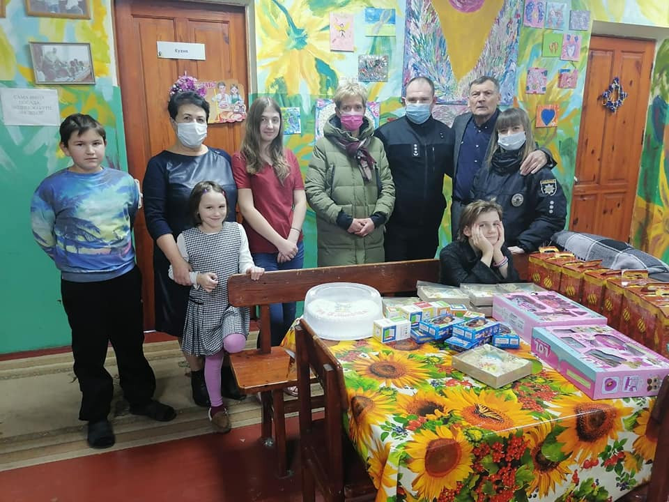 Вишгородські поліцейські роздавали «миколайчиків» Вишгородські поліцейські роздавали «миколайчиків» - зображення