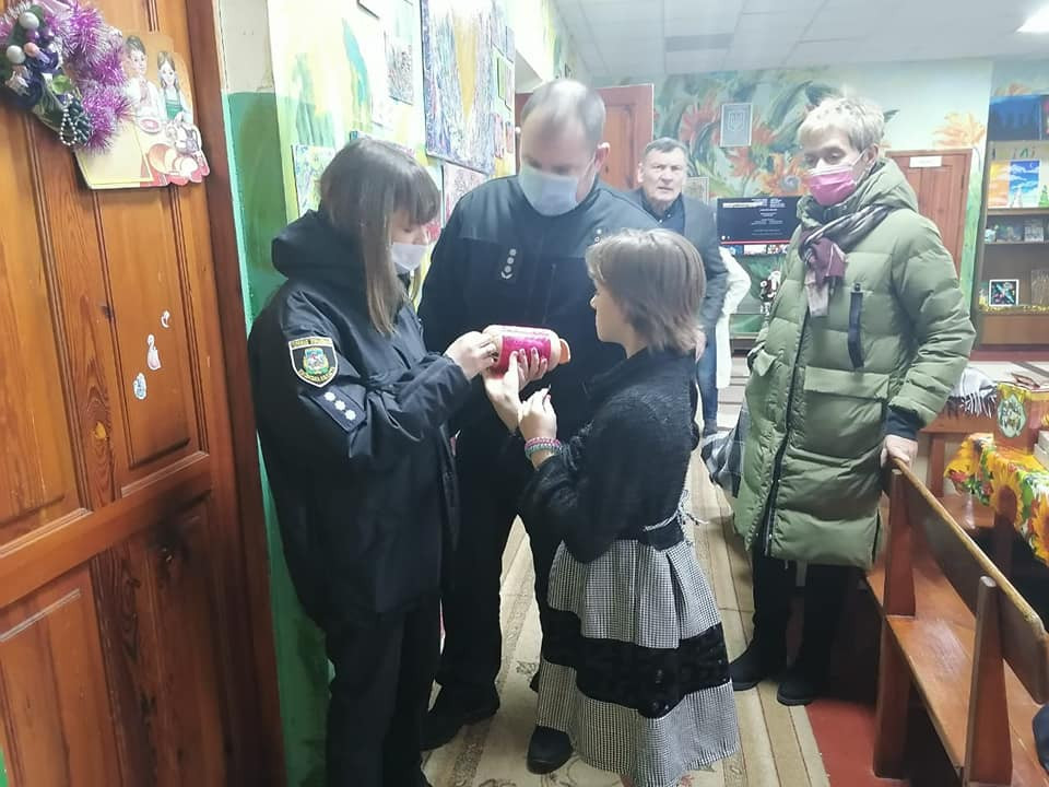 Вишгородські поліцейські роздавали «миколайчиків» Вишгородські поліцейські роздавали «миколайчиків» - зображення