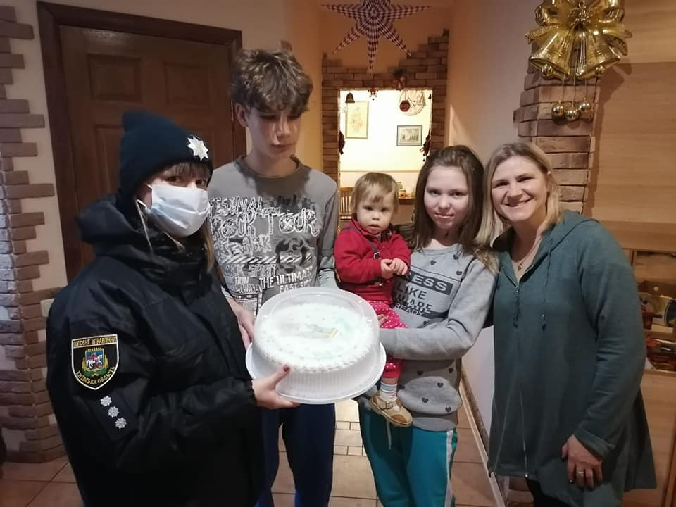 Вишгородські поліцейські роздавали «миколайчиків» Вишгородські поліцейські роздавали «миколайчиків» - зображення