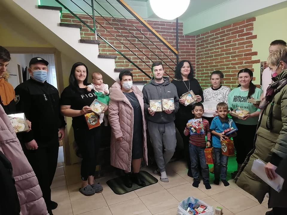 Вишгородські поліцейські роздавали «миколайчиків» Вишгородські поліцейські роздавали «миколайчиків» - зображення