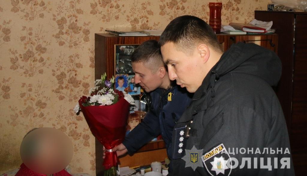 Броварські поліціянти провідали жінку, в яку стріляв злочинець