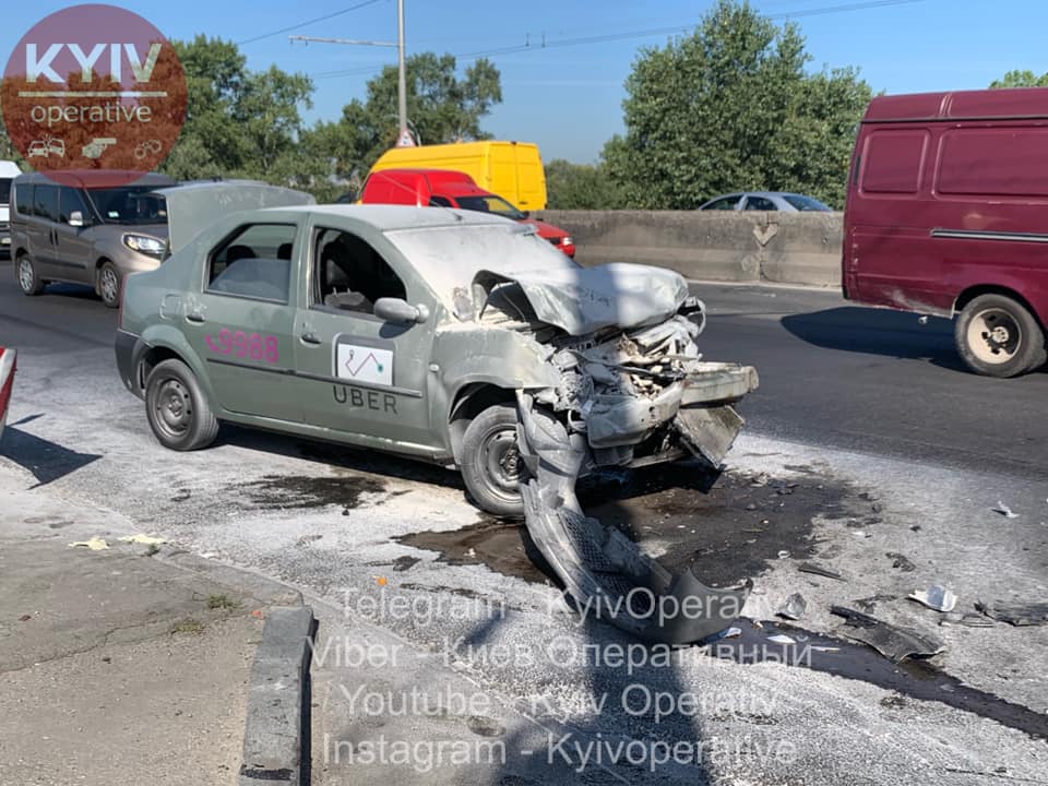 В Києві водій Uber на великій швидкості в‘їхав у тролейбус - 69817212 786564308406324 15845598938791936 n novyny, kyyivshhyna, dtp В Києві водій Uber на великій швидкості в‘їхав у тролейбус - - 69817212 786564308406324 15845598938791936 n