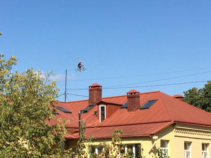 Велосипеди в повітрі: новий атракціон над Андріївським узвозом 1068 Велосипеди в повітрі: новий атракціон над Андріївським узвозом