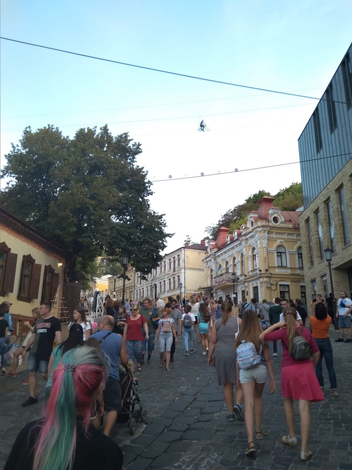 Велосипеди в повітрі: новий атракціон над Андріївським узвозом 69661443_2451059028303360_3602225282024472576_n Велосипеди в повітрі: новий атракціон над Андріївським узвозом