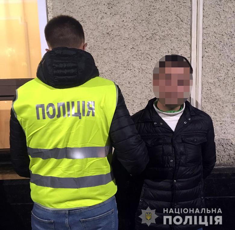 У Києві затримали 31-річного чоловіка, який пограбував перехожого - 25.10.2019grabigvpvokzal22102019 prygody, novyny, kryminal, kyyivshhyna У Києві затримали 31-річного чоловіка, який пограбував перехожого - - 25.10.2019grabigvpvokzal22102019