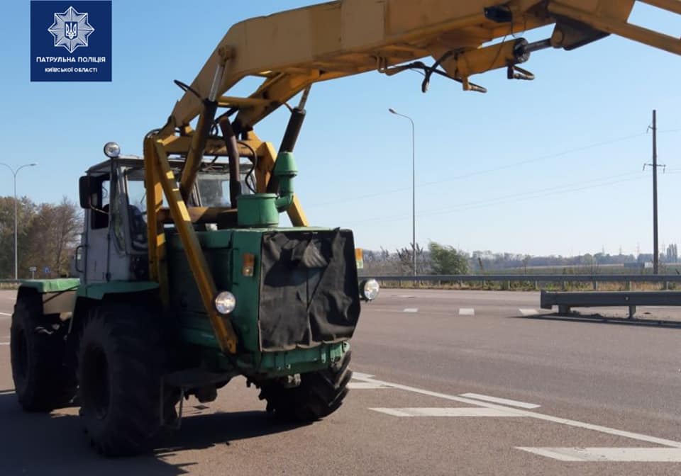 П'яний чоловік їхав трасою на тракторі Т-150К - 72607288 1536677773172477 858532909856849920 n novyny, kyyivshhyna, boryspil П'яний чоловік їхав трасою на тракторі Т-150К - - 72607288 1536677773172477 858532909856849920 n