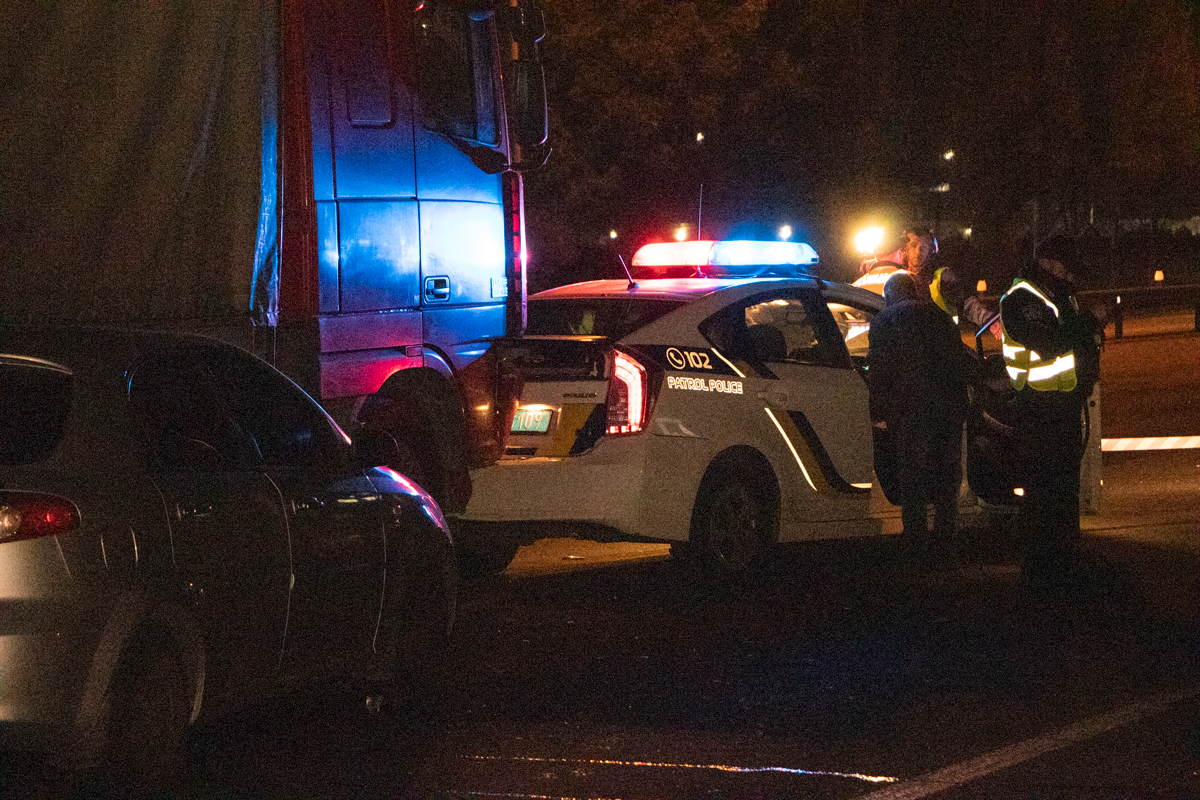 КамАЗ на швидкості влетів у фуру, яка в результаті врізалася в Prius патрульних - dtp 12 novyny, kyyivshhyna, dtp КамАЗ на швидкості влетів у фуру, яка в результаті врізалася в Prius патрульних - - dtp 12