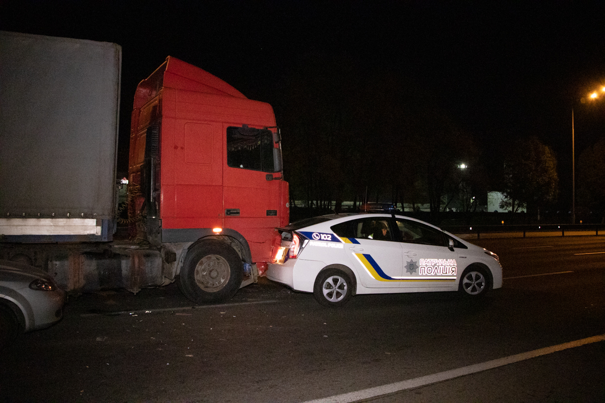 КамАЗ на швидкості влетів у фуру, яка в результаті врізалася в Prius патрульних - dtp 7 4 novyny, kyyivshhyna, dtp КамАЗ на швидкості влетів у фуру, яка в результаті врізалася в Prius патрульних - - dtp 7 4