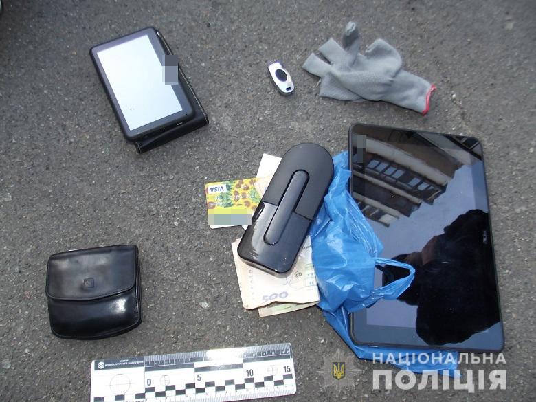 У Києві "на гарячому" затримали квартирних крадіїв - kradizhkainozemtsi041020194 prygody, novyny, kryminal, kyyivshhyna У Києві "на гарячому" затримали квартирних крадіїв - - kradizhkainozemtsi041020194
