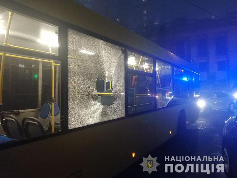 У Києві закидали камінням автобуси з футбольними вболівальниками - pech2410191 prygody, novyny, kryminal, kyyivshhyna У Києві закидали камінням автобуси з футбольними вболівальниками - - pech2410191
