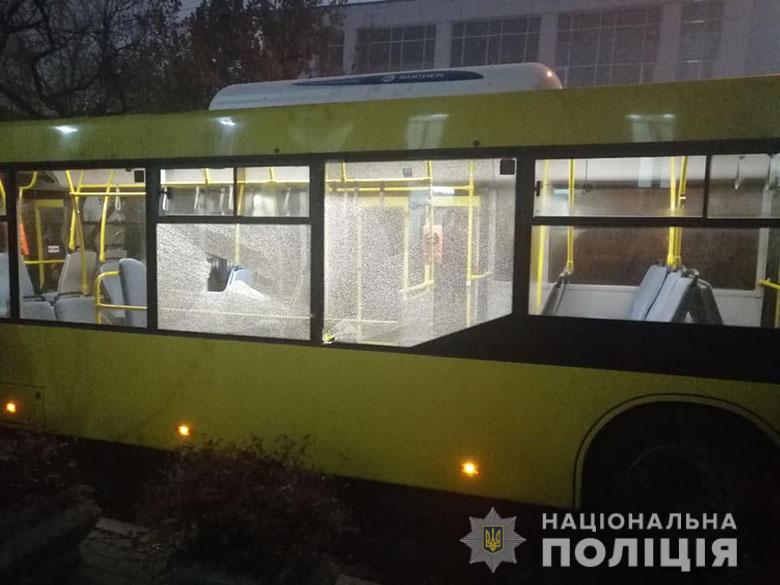 У Києві закидали камінням автобуси з футбольними вболівальниками - pech2410192 prygody, novyny, kryminal, kyyivshhyna У Києві закидали камінням автобуси з футбольними вболівальниками - - pech2410192