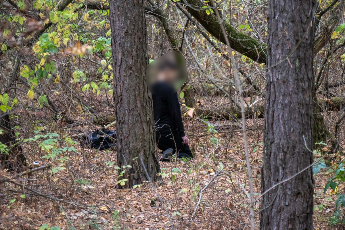 У лісі під Броварами знайшли повішеним молодого хлопця (відео, фото 18+) trup-3-of-5 У лісі під Броварами знайшли повішеним молодого хлопця (відео, фото 18+)