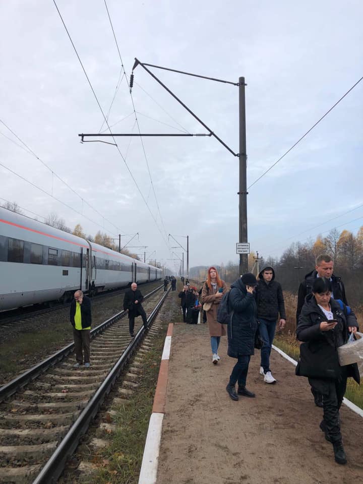 Пасажирів потяга "Львів — Київ" евакуювали через повідомлення про мінування 1-2 Пасажирів потяга "Львів — Київ" евакуювали через повідомлення про мінування