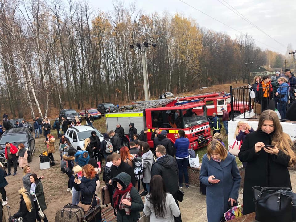 Пасажирів потяга "Львів — Київ" евакуювали через повідомлення про мінування 2-2 Пасажирів потяга "Львів — Київ" евакуювали через повідомлення про мінування