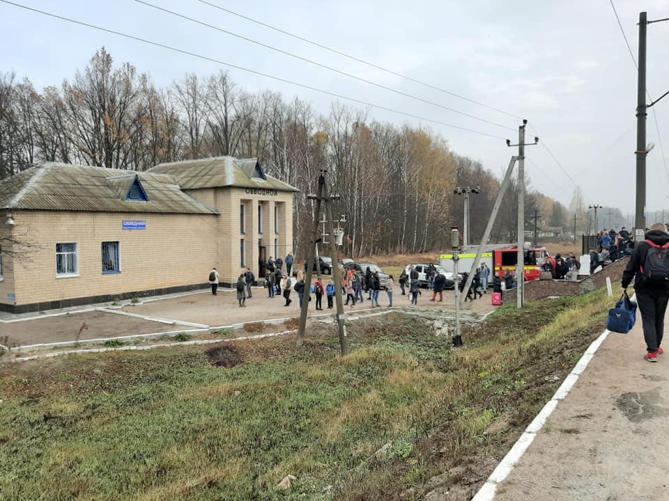 Пасажирів потяга "Львів — Київ" евакуювали через повідомлення про мінування 4-2 Пасажирів потяга "Львів — Київ" евакуювали через повідомлення про мінування