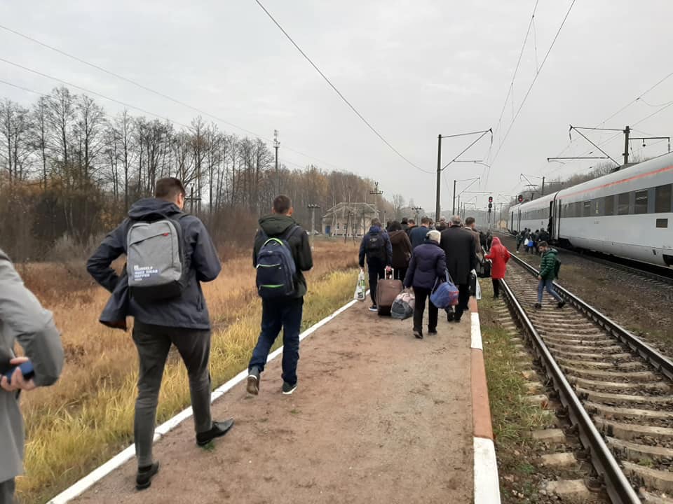 Пасажирів потяга "Львів — Київ" евакуювали через повідомлення про мінування 74607628_2569426733110936_3788876486170116096_n Пасажирів потяга "Львів — Київ" евакуювали через повідомлення про мінування