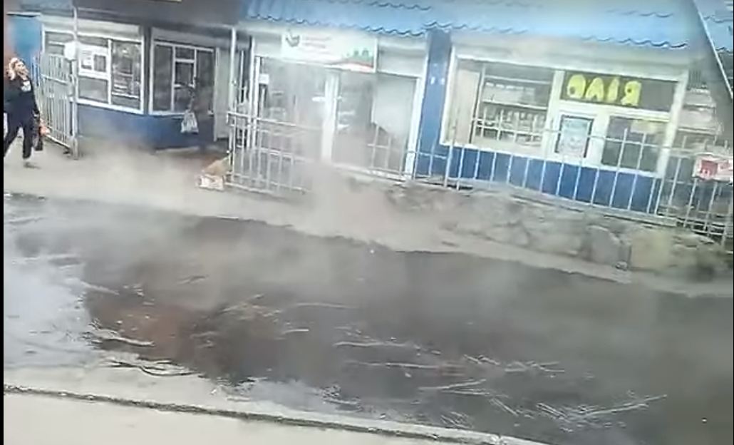 Ринок в окропі: в Обухові прорвало тепломережу Screenshot_1 Ринок в окропі: в Обухові прорвало тепломережу