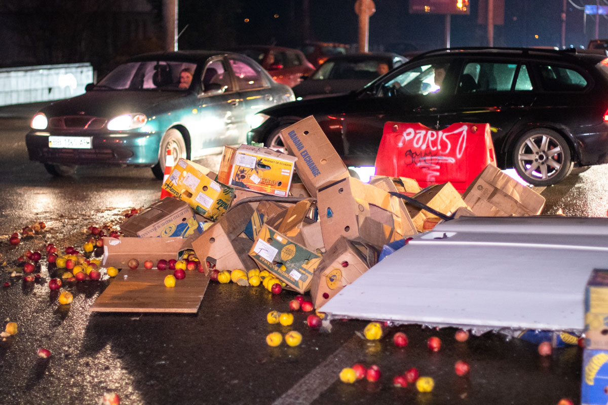 У Києві через ДТП ящики з яблуками перекрили проспект - foto dtp 12 novyny, kyyivshhyna, dtp У Києві через ДТП ящики з яблуками перекрили проспект - - foto dtp 12