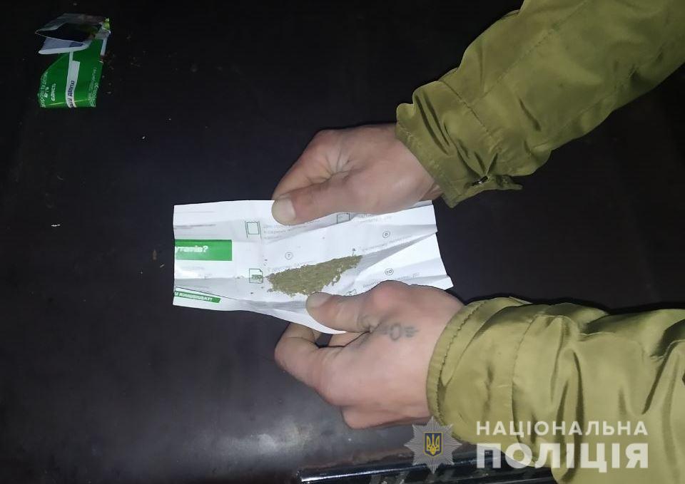 В Кагарлику у водія-порушника та його пасажира вилучили траву коноплі kagarlykonoplya В Кагарлику у водія-порушника та його пасажира вилучили траву коноплі