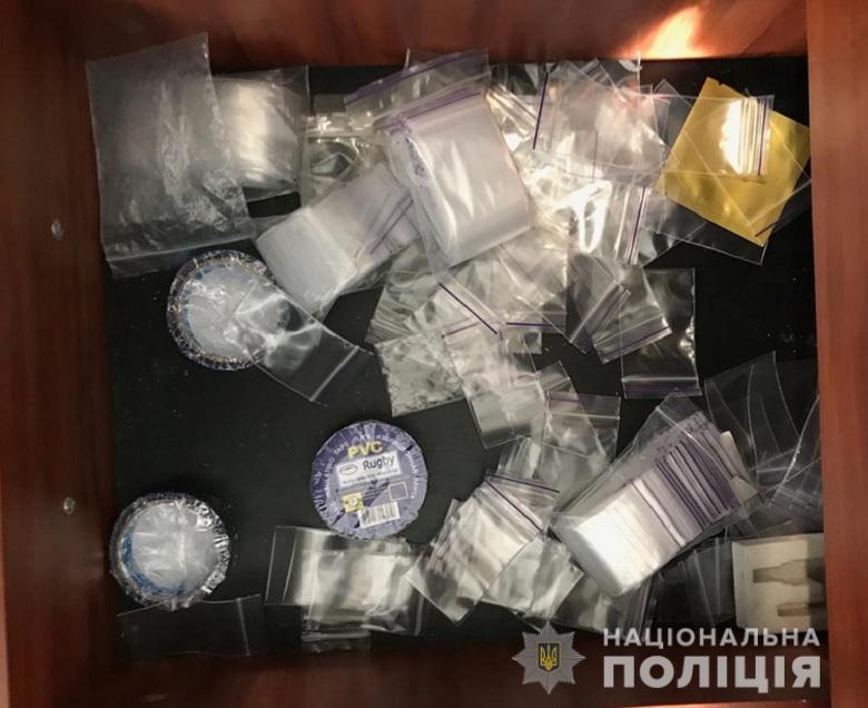 У Києві "накрили" інтернет-магазин з продажу наркотиків - 19.12.2019narkotuku181220195 prygody, novyny, kryminal, kyyivshhyna У Києві "накрили" інтернет-магазин з продажу наркотиків - - 19.12.2019narkotuku181220195