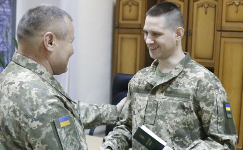 Військовим, звільненим з полону, вручили поновлені документи - 1f92392 obmin ukrayina, novyny Військовим, звільненим з полону, вручили поновлені документи - Міністерство оборони України, ЗСУ - 1f92392 obmin