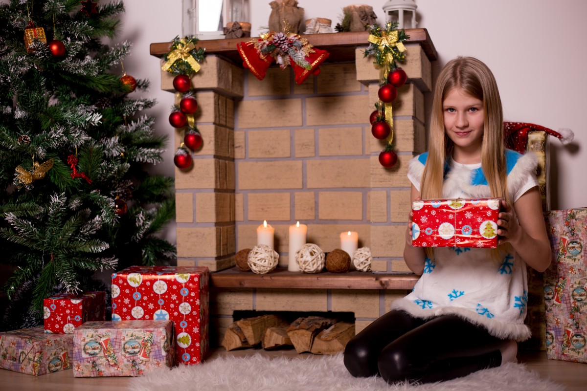 Як обрати безпечні іграшки дітям - christmas tree new years eve gifts kids girl ornament new years eve ball holiday 833688 ukrayina, suspilstvo, golovne Як обрати безпечні іграшки дітям - - christmas tree new years eve gifts kids girl ornament new years eve ball holiday 833688