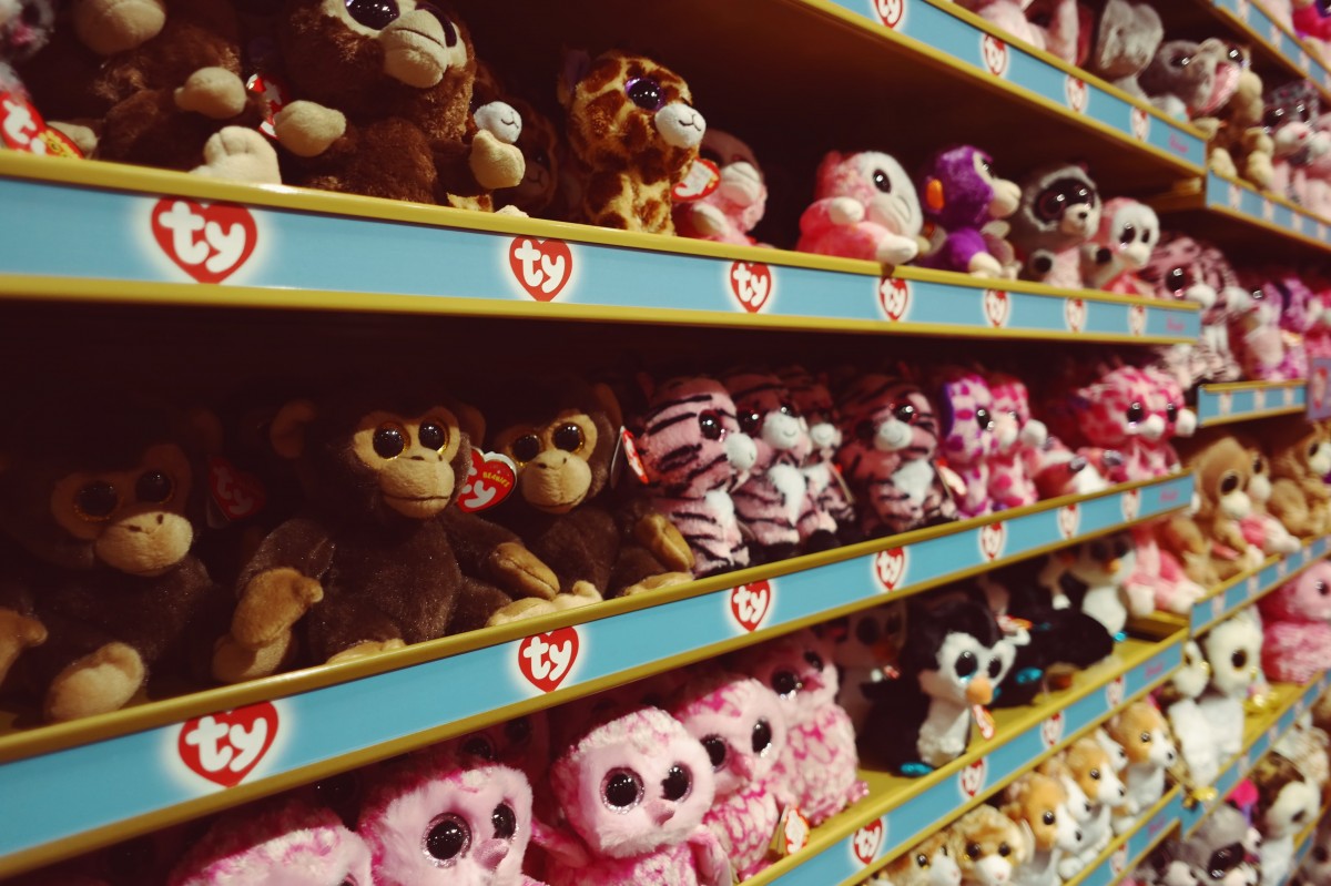 Як обрати безпечні іграшки дітям - soft toy shelf toys shop store childhood gift sale 1073095 ukrayina, suspilstvo, golovne Як обрати безпечні іграшки дітям - - soft toy shelf toys shop store childhood gift sale 1073095