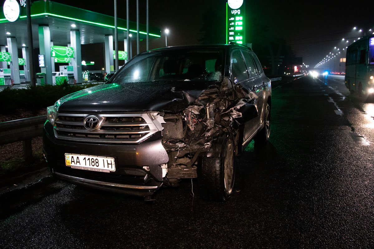 Під Борисполем частини тіла збитого пішохода розтягали по трасі проїжджаючі авто trup_dtp-12 Під Борисполем частини тіла збитого пішохода розтягали по трасі проїжджаючі авто