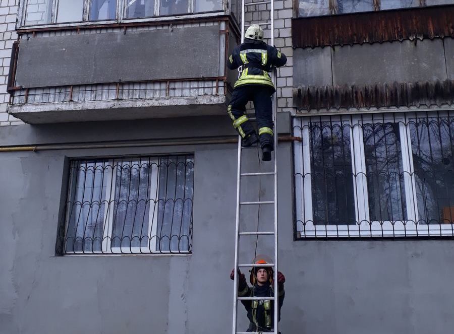 Стався інсульт: в Ірпені рятувальники, піднявшись по драбині, визволили чоловіка з квартири - 0 02 0a 6e23815e03e7b0460d82777e45fa6a82ee5e6c51f2524043f6839d9e6b56a030 7461f75e kopyya 1 prygody, novyny, nadzvychajni-sytuatsiyi, irpin Стався інсульт: в Ірпені рятувальники, піднявшись по драбині, визволили чоловіка з квартири - - 0 02 0a 6e23815e03e7b0460d82777e45fa6a82ee5e6c51f2524043f6839d9e6b56a030 7461f75e kopyya 1