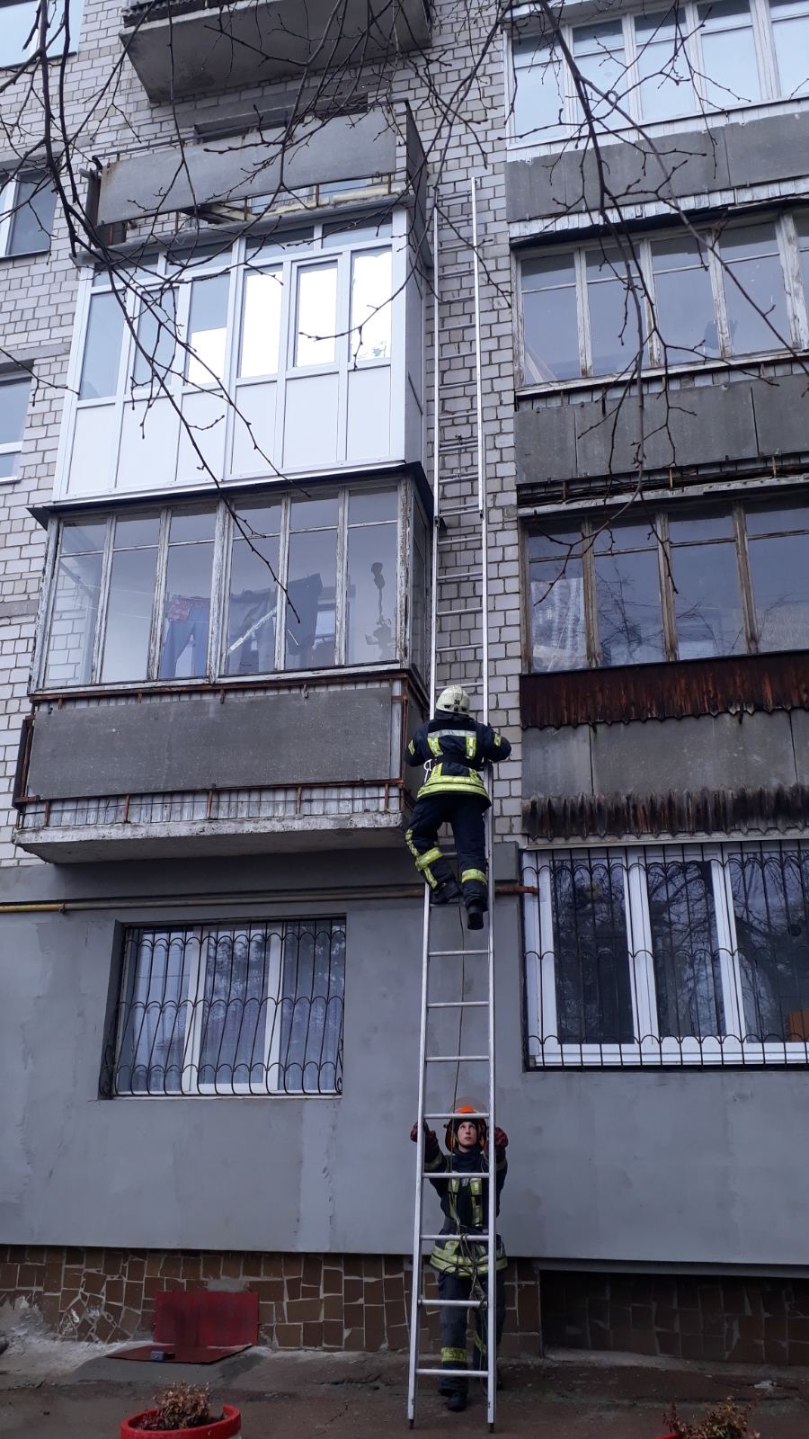 Стався інсульт: в Ірпені рятувальники, піднявшись по драбині, визволили чоловіка з квартири - 0 02 0a 6e23815e03e7b0460d82777e45fa6a82ee5e6c51f2524043f6839d9e6b56a030 7461f75e prygody, novyny, nadzvychajni-sytuatsiyi, irpin Стався інсульт: в Ірпені рятувальники, піднявшись по драбині, визволили чоловіка з квартири - - 0 02 0a 6e23815e03e7b0460d82777e45fa6a82ee5e6c51f2524043f6839d9e6b56a030 7461f75e