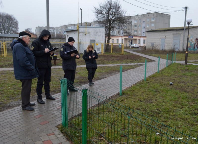 В одному із скверів Борисполя викрали 14 м паркану - 20576162 prygody, novyny, kyyivshhyna, boryspil В одному із скверів Борисполя викрали 14 м паркану - - 20576162