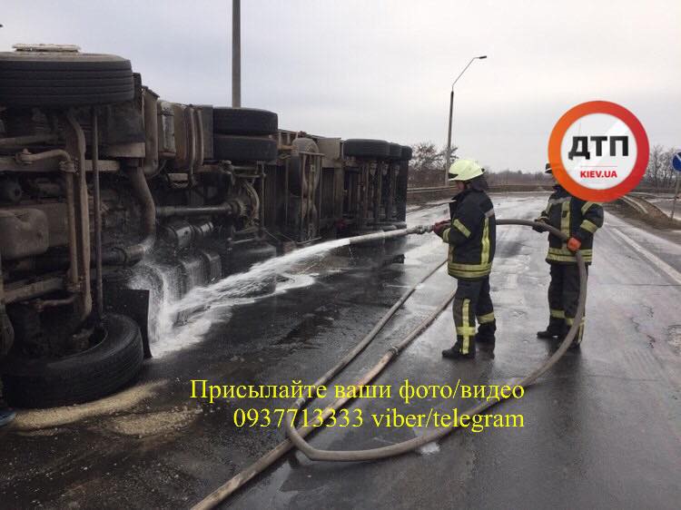 На Броварщині перекинулася фура 82234245_1559351064230781_1235402967092297728_n На Броварщині перекинулася фура