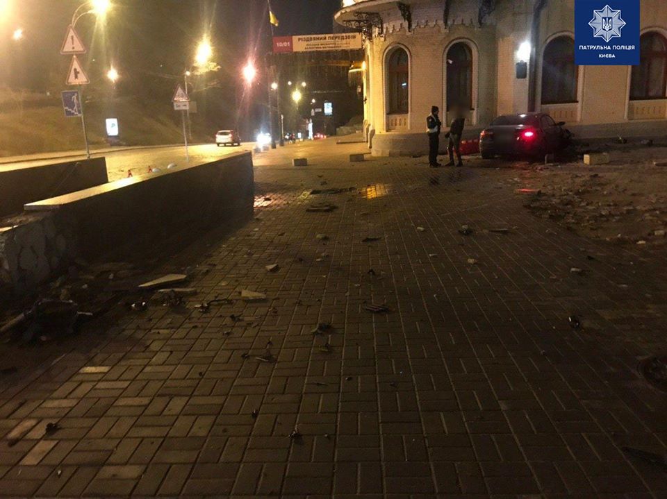 У Києві нетверезий водій без посвідчення в’їхав у будівлю Національної філармонії України - 82335371 617867898960284 5657289819454177280 o novyny, kyyivshhyna, dtp У Києві нетверезий водій без посвідчення в’їхав у будівлю Національної філармонії України - - 82335371 617867898960284 5657289819454177280 o