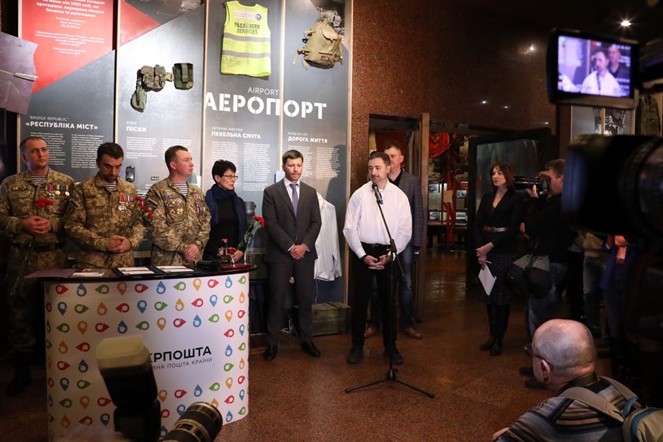 Урочисте спецпогашення марки, присвяченої кіборгам відбулося у Києві та Слов’янську - 82728932 2638426642936821 6398968166814318592 o ukrayina-suspilstvo, novyny, kultura Урочисте спецпогашення марки, присвяченої кіборгам відбулося у Києві та Слов’янську - - 82728932 2638426642936821 6398968166814318592 o