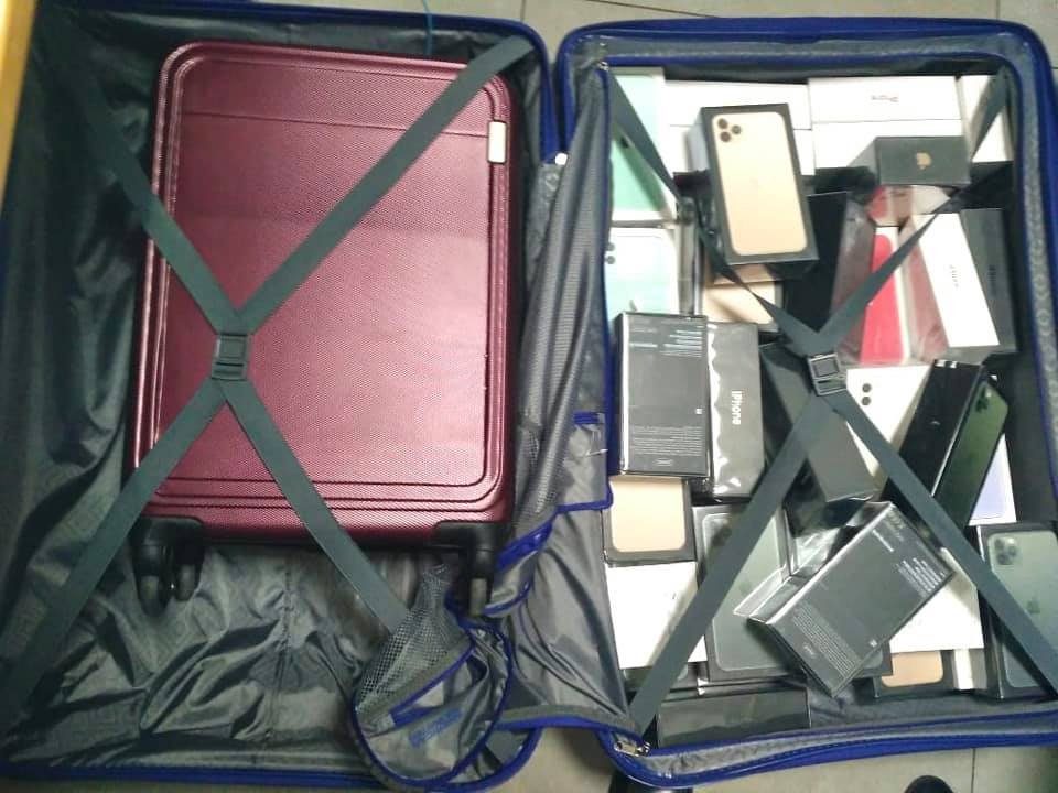 Митники "Борисполя" виявили у забутому багажі 113 телефонів Apple iPhone - 82802107 2870650322995744 3974671673268895744 n ukrayina, novyny, kyyivshhyna, boryspil Митники "Борисполя" виявили у забутому багажі 113 телефонів Apple iPhone - - 82802107 2870650322995744 3974671673268895744 n