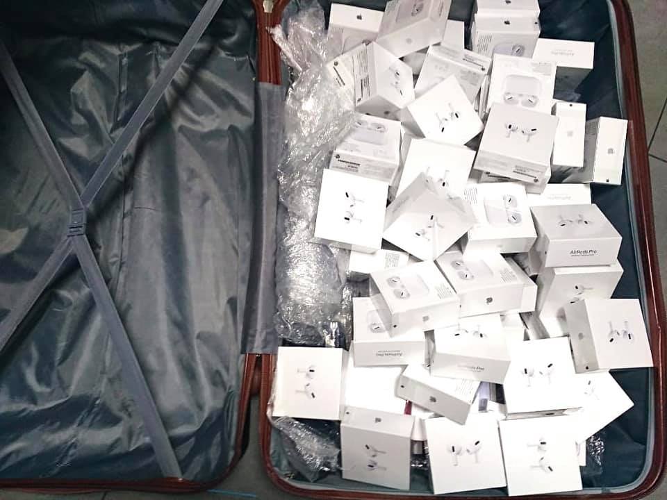 Митники "Борисполя" виявили у забутому багажі 113 телефонів Apple iPhone - 82923512 2870650279662415 4277704516767318016 n ukrayina, novyny, kyyivshhyna, boryspil Митники "Борисполя" виявили у забутому багажі 113 телефонів Apple iPhone - - 82923512 2870650279662415 4277704516767318016 n