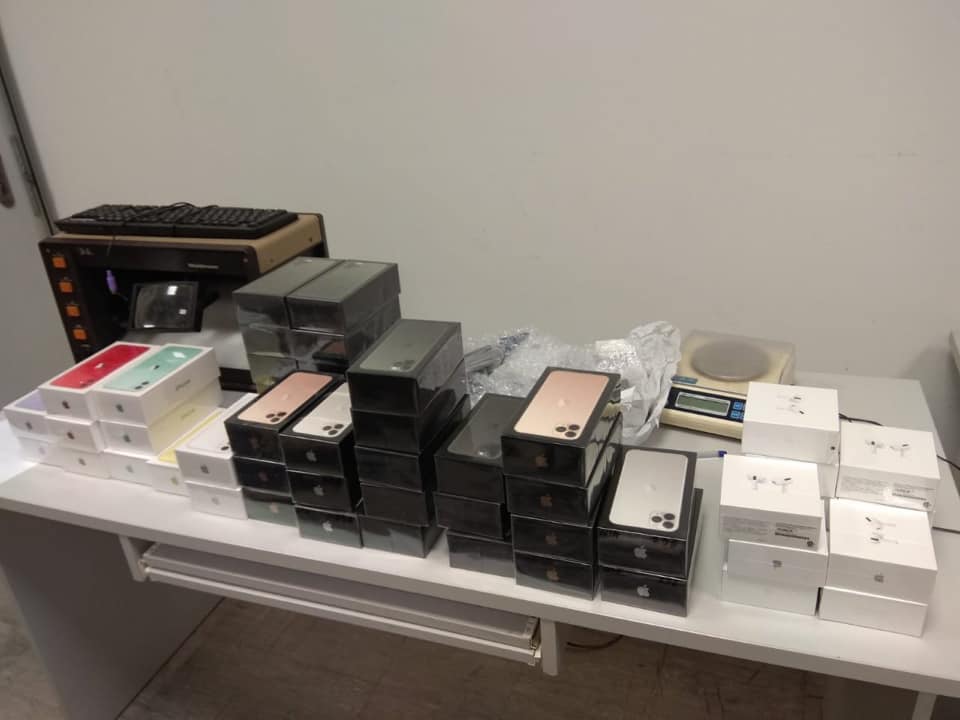 Митники "Борисполя" виявили у забутому багажі 113 телефонів Apple iPhone - 82930887 2870650252995751 7111051311876931584 n ukrayina, novyny, kyyivshhyna, boryspil Митники "Борисполя" виявили у забутому багажі 113 телефонів Apple iPhone - - 82930887 2870650252995751 7111051311876931584 n