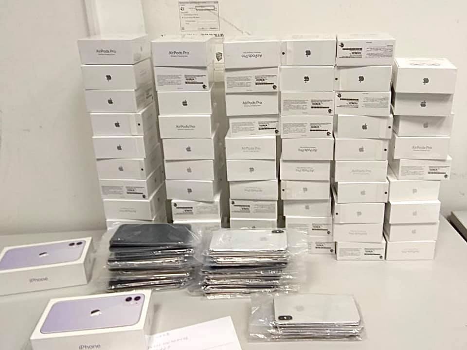 Митники "Борисполя" виявили у забутому багажі 113 телефонів Apple iPhone - 83367702 2870650342995742 7412546333745086464 n ukrayina, novyny, kyyivshhyna, boryspil Митники "Борисполя" виявили у забутому багажі 113 телефонів Apple iPhone - - 83367702 2870650342995742 7412546333745086464 n