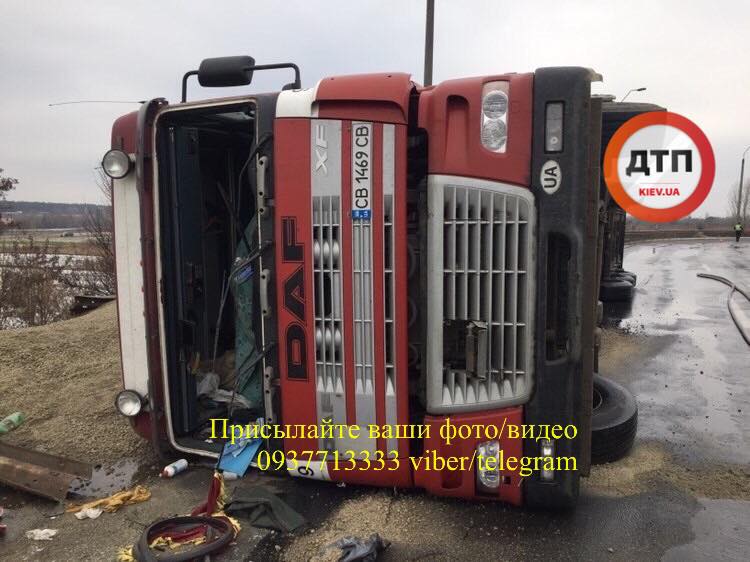 На Броварщині перекинулася фура 83521735_1559350997564121_4444773620685733888_n На Броварщині перекинулася фура