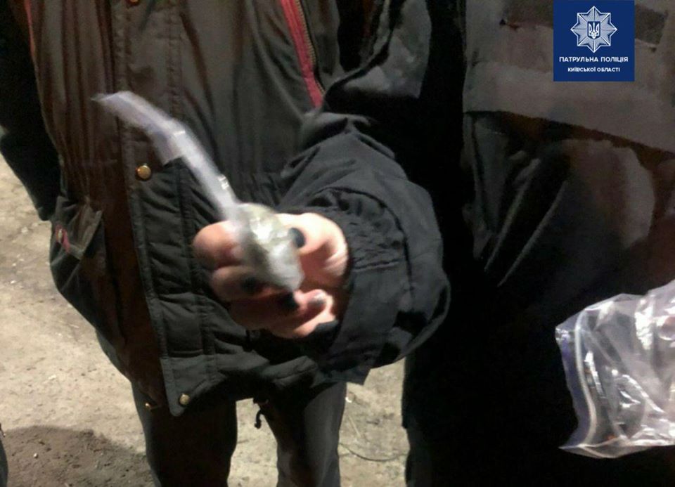 З підробним посвідченням та наркотиками: поліція Чайок зупинила зухвалого водія 83576929_1648837921956461_6225322918209912832_o З підробним посвідченням та наркотиками: поліція Чайок зупинила зухвалого водія