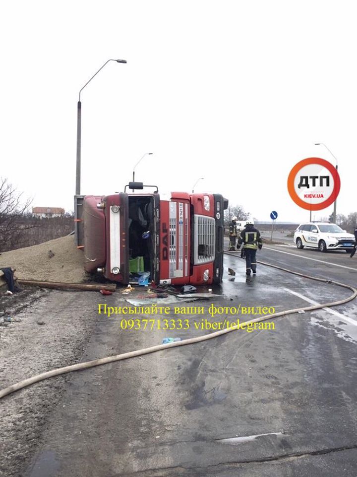 На Броварщині перекинулася фура 83874539_1559351007564120_4233535193354338304_o На Броварщині перекинулася фура