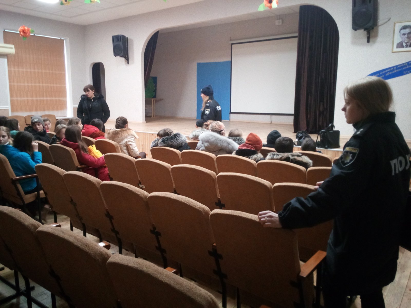 У Броварах евакуювали учнів та вчителів школи №2 IMG-710dabc1334db85e0128df0f70652934-V У Броварах евакуювали учнів та вчителів школи №2