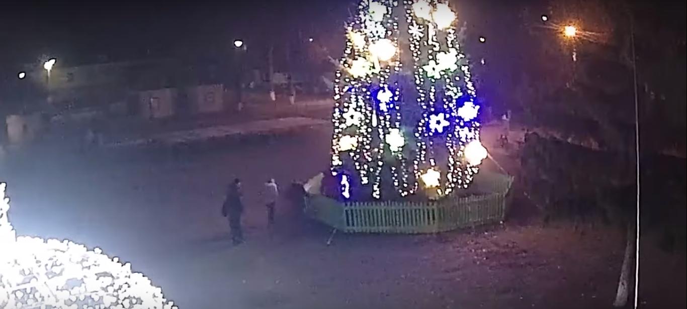 У Тетієві намагалися пограбувати головну ялинку Novyj-rysunok-3 У Тетієві намагалися пограбувати головну ялинку