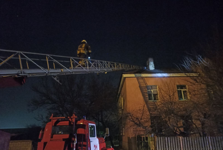 У Броварах з даху будинку зняли неадекватного батька з малолітньою дитиною - Screenshot 6 1 prygody, novyny, nadzvychajni-sytuatsiyi, kyyivshhyna, brovary У Броварах з даху будинку зняли неадекватного батька з малолітньою дитиною - - Screenshot 6 1