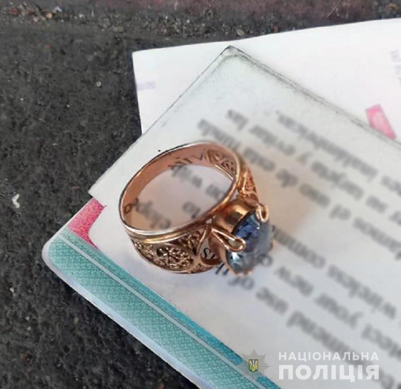 Золота каблучка, євро та долари: у Києві затримали двох крадійок - kragavokzal08012019 prygody, novyny, kryminal, kyyivshhyna Золота каблучка, євро та долари: у Києві затримали двох крадійок - - kragavokzal08012019