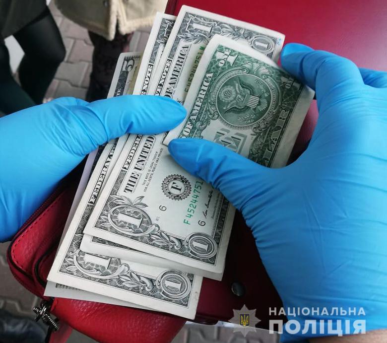 Золота каблучка, євро та долари: у Києві затримали двох крадійок - kragavokzal080120192 prygody, novyny, kryminal, kyyivshhyna Золота каблучка, євро та долари: у Києві затримали двох крадійок - - kragavokzal080120192