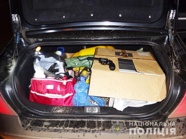 Пістолет-кулемет, револьвер та рушниця: у Києві виявили автівку зі зброєю та боєприпасами zbroyadar210220201 Пістолет-кулемет, револьвер та рушниця: у Києві виявили автівку зі зброєю та боєприпасами