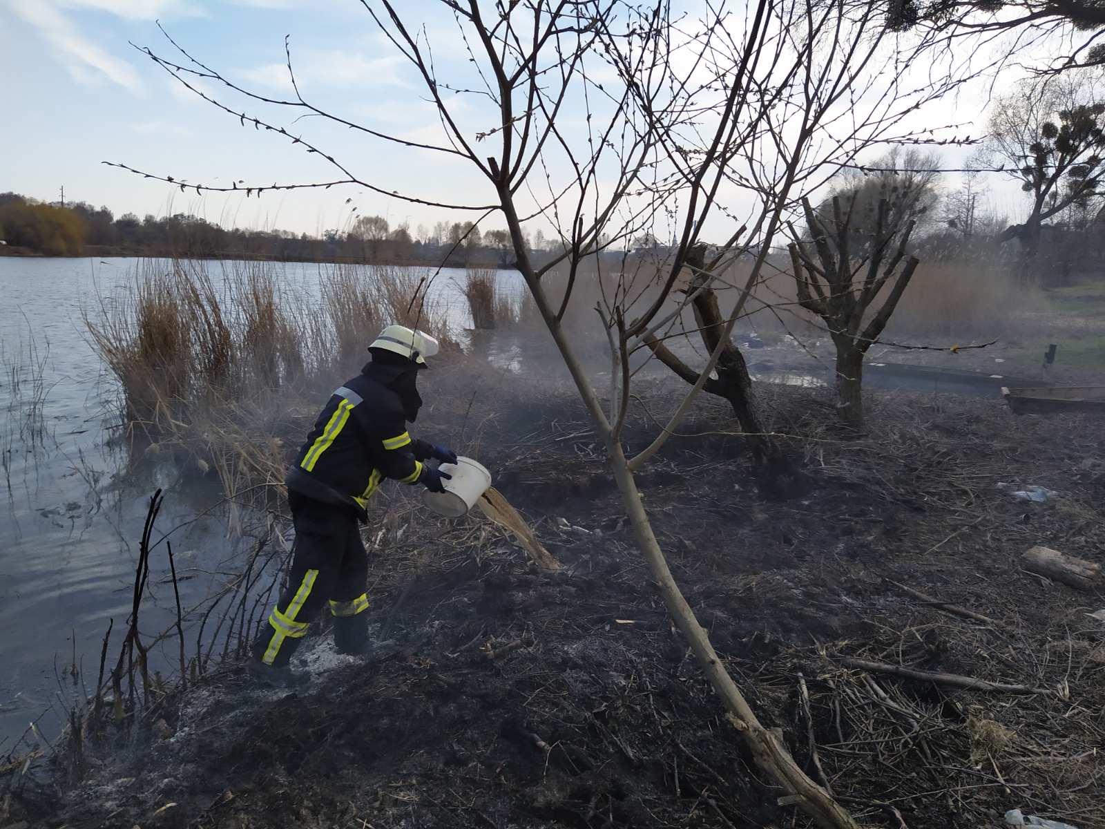 У Яготині вогонь із сухостою перекинувся на будівлі - 0 02 0a 2341eb9ebbe8a5c04587f9ede295e3631e0592b22589a02c2e335b0e67cbdfea afed176f yagotyn, pozhezhi, novyny, kyyivshhyna У Яготині вогонь із сухостою перекинувся на будівлі - - 0 02 0a 2341eb9ebbe8a5c04587f9ede295e3631e0592b22589a02c2e335b0e67cbdfea afed176f