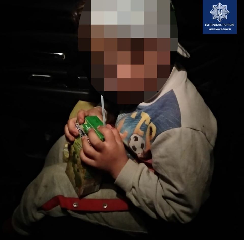 У Борисполі 5-річний роздягнений хлопчик блукав магазином