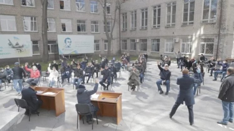 Переймаємо досвід: у Дніпрі депутати голосували на свіжому повітрі - IMG 20200325 175134 463 ukrayina, novyny Переймаємо досвід: у Дніпрі депутати голосували на свіжому повітрі - - IMG 20200325 175134 463